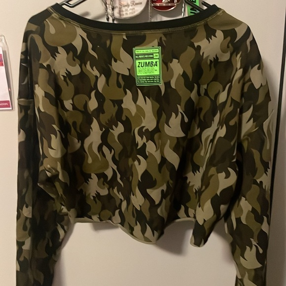ZUMBA WEAR XLOVELY CAMO CROP TOP SWEATER

NEW WITHOUT TAGS NEVER WORN - Picture 2 of 3
